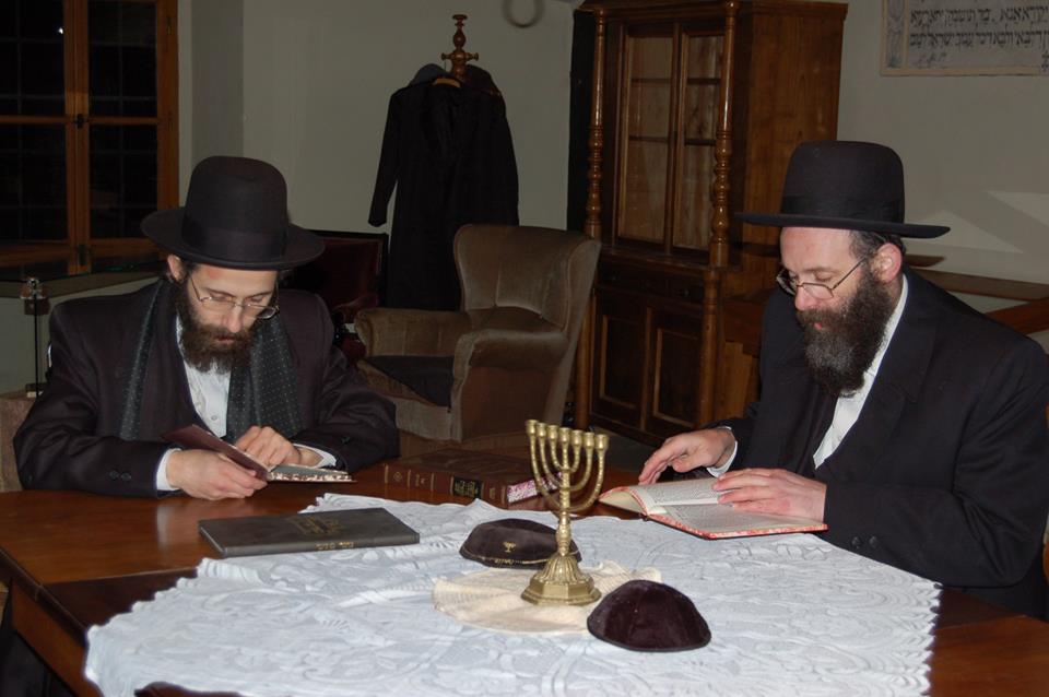 Potomci rabína Šacha ve studovně (foto FB Šachova synagoga)