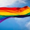 Patří na národní terezínskou tryznu vlajky Romů a homosexuálů?